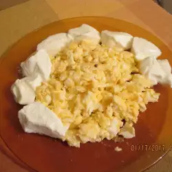 Пържени яйца с чесън