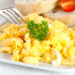 Пържени яйца със сирене
