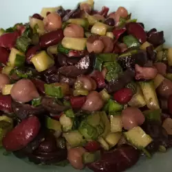 Бобена салата с краставици