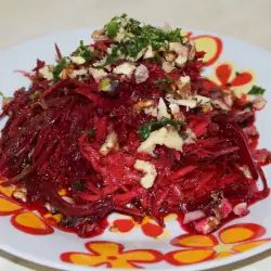 Зеленчукова салата с червено цвекло