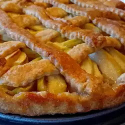 Десерт с ябълки и брашно