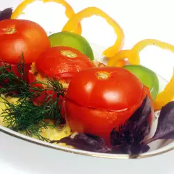 Предястие от пълнени домати със зеленчуци