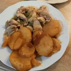Пилешко в сос с картофи