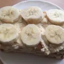 Бисквитена торта с яйчен крем и банани