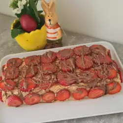 Бисквитена торта с маслен крем и ягоди