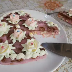 Бисквитена торта със рози от сметана