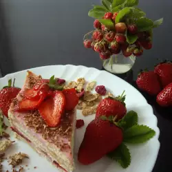 Шоколадова бисквитена торта с ягоди