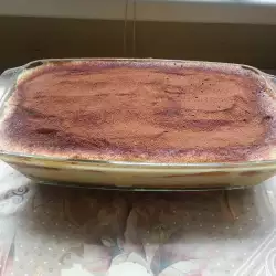 Бисквитена торта с пудра захар