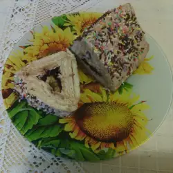 Десерт с банани и сливи
