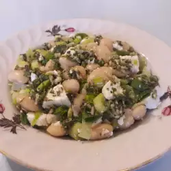 Бобена салата с лук, сирене и подправки