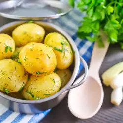 Гарнитура с картофи и зелен лук