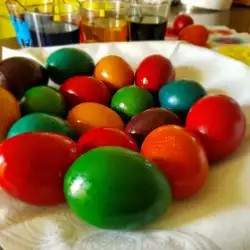 Класически боядисани великденски яйца