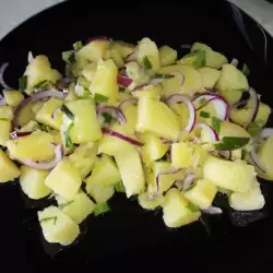 Селска картофена салата с босилек
