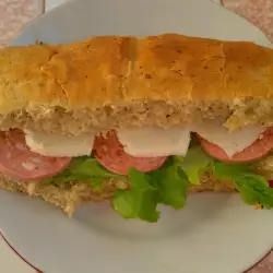 Сандвич с домашно босилеково хлебче