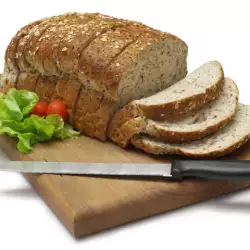 Бирен хляб с лук и сусам