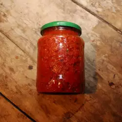 Лютеница с чушки, чесън, целина и домати