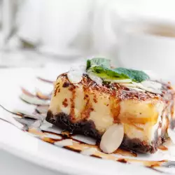 Карамелова бишкотена торта