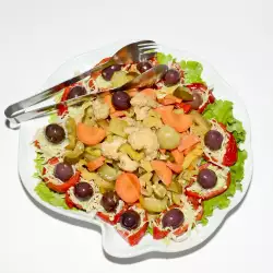 Зеленчукова салата с кисели краставички