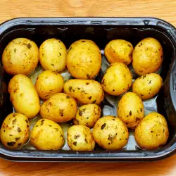 Пресни картофи на фурна с чеснов сос
