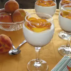 Десерт в чаша с праскови