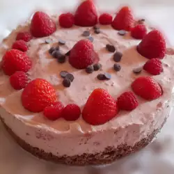 Десерт с ягоди и бисквити