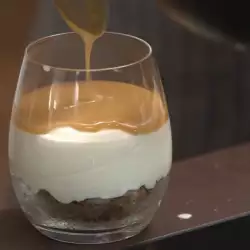 Десерт в чаша със сметана