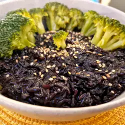 Черен ориз с броколи в азиатски стил