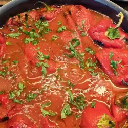 Червени чушки с доматен сос