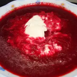 Зимна крем-супа с червено цвекло и хрян