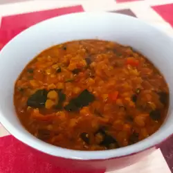 Лесна супа от червена леща и спанак