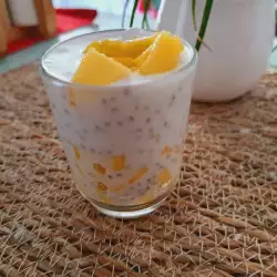 Чиа кремчета с манго и кокосово мляко