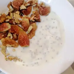 Бърз чия десерт със смокини и орехи