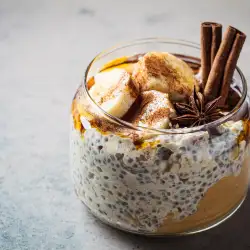 Чиа пудинг с банан, фъстъчено масло и кленов сироп