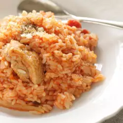 Пикантен ориз с пилешко на котлон