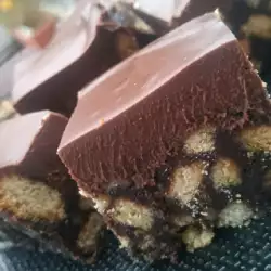 Шоколадова бисквитена торта с лешници
