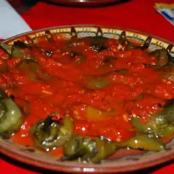 Зеленчукова салата с доматено пюре