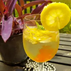 Летен коктейл с лимони
