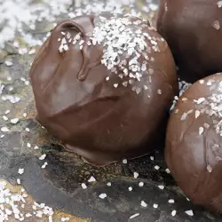 Бисквитени топчета с шоколад