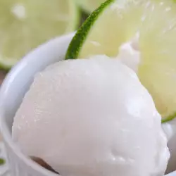 Кокосов сладолед с босилек и лайм