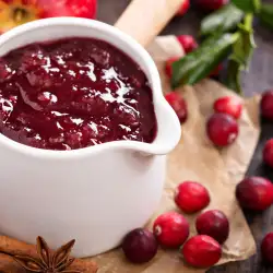Сос от червени боровинки