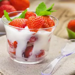 Здравословен десерт с извара и ягоди