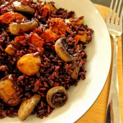 Черен ориз с печурки и сушени домати