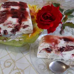 Бисквитена торта със сливи