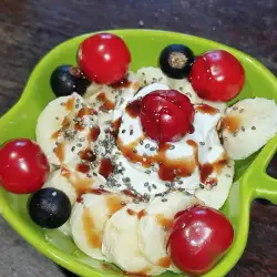 Десерт с биволско мляко, вишни и касис