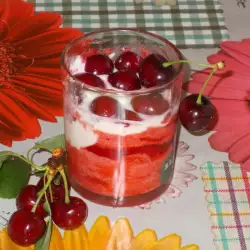 Заскрежен десерт с ягоди и череши