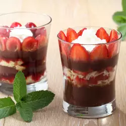 Десерт с малини и ягоди