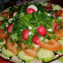 Зеленчукова салата с краставици