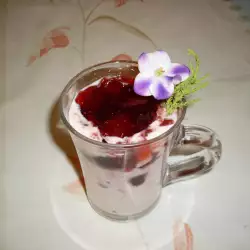 Млечен сладолед с ягоди