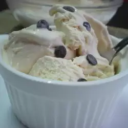 Домашен ванилов сладолед с шоколадови парченца