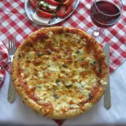 Домашна пица със сирена и маслини